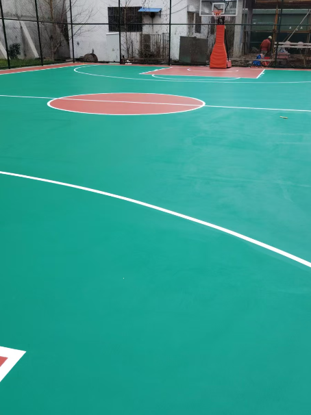 龙门镇 球场长期使用易出现地面开裂
